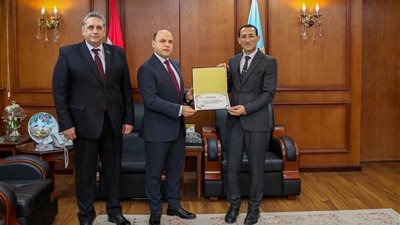  محافظ كفر الشيخ يكرم الكوادر الطبية المتميزة لجهودهم في إنهاء قوائم الانتظار