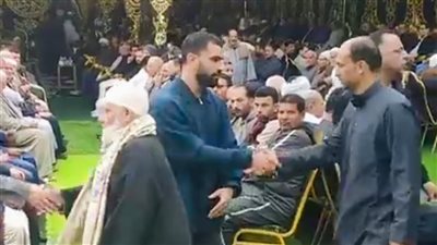 شقيق محمد صلاح يستقبل المعزين في جده بالغربية 