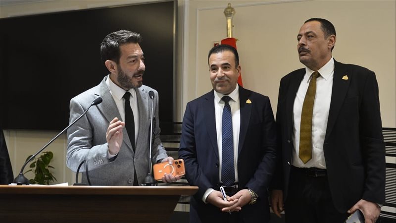 الفنان أحمد زاهر