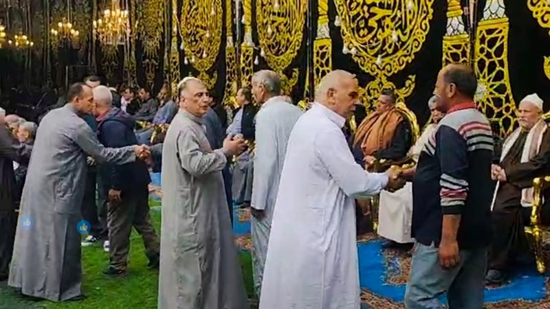 بجلابية بيضاء.. والد