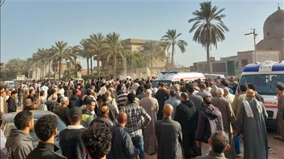 أهالي قرية كفر الروك بالسنبلاوين يشيعون جثامين ضحايا سيارة العمال بالدقهلية 