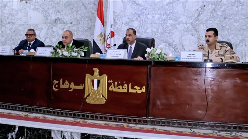محافظ سوهاج يبحث