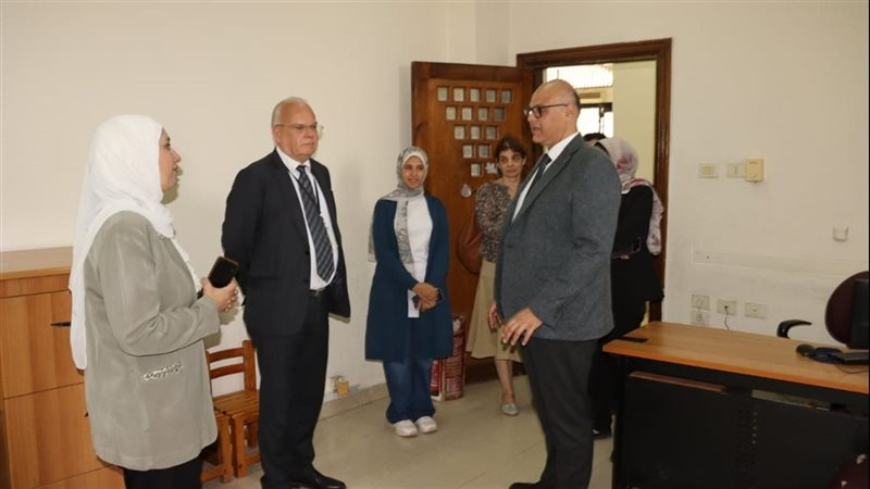 محافظ يصطحب سفير