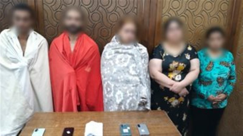 3 سيدات ورجلين..