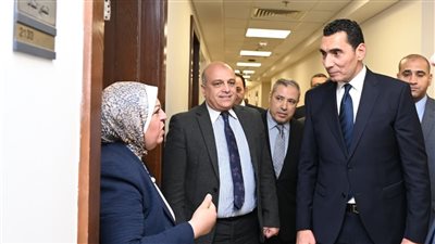 وزير الشباب والرياضة يتفقد قطاعات الوزارة في أول أيام عمله (صور)