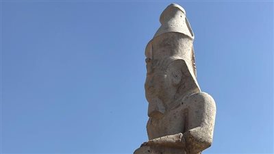 انتهاء أعمال ترميم وإقامة تمثال الملك رمسيس الثاني بمنطقة الأشمونين في المنيا