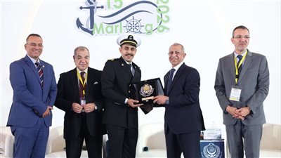 تكريم أحمد عمر بطل واقعة إنقاذ مهاجر بالبحر المتوسط في مؤتمر مارلوج 15