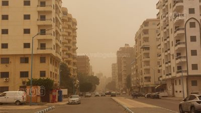 عاصفة ترابية تغطي سماء مطروح وتحجب الرؤية (فيديو وصور)