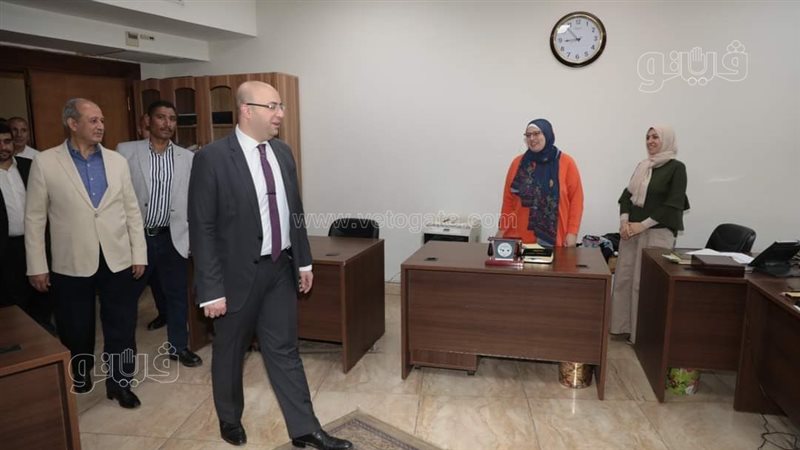 محافظ بني سويف وموظفي