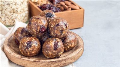 كرات الطاقة بالتمر والمكسرات، طعم لذيذ وقيمة غذائية عالية