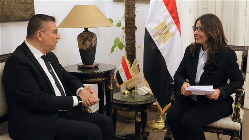 وزيرة الثقافة والدكتور