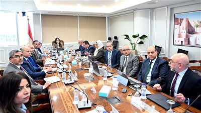 وزيرة الإسكان تستعرض خطط تسويق شركة 
