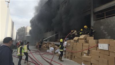 السيطرة على حريق هائل داخل مصنع بأكتوبر، وإصابة 10 عمال باختناقات