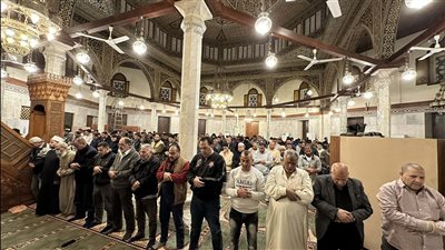 ليالي رمضان تتلألأ برحاب آل البيت، أجواء روحانية في تراويح مسجد السيدة عائشة (صور)