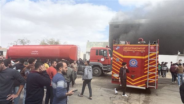 سيطرة الحماية المدنية على حريق هائل بمصنع في أكتوبر وإصابة 10 عمال باختناقات