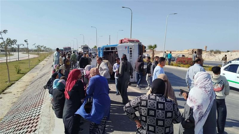 إصابة 4 عمال في انقلاب