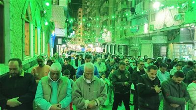 مساجد الإسكندرية تمتلئ بالمصلين في ثالث ليالي شهر رمضان (صور)