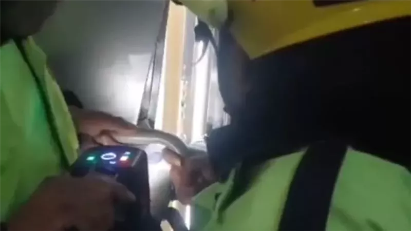 إنقاذ طفل محتجز داخل