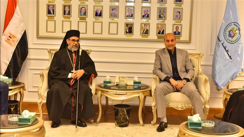 محافظ اسيوط يستقبل