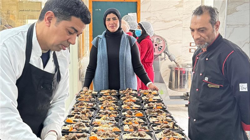 جانب من العمل بمطبخ