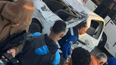 مصرع شخصين وإصابة 12 آخرين في انقلاب ميكروباص على الطريق الأوسطي