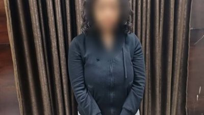 الأمن يكشف ملابسات فيديو نشوب مشادة كلامية بين فتاة وأحد الركاب بسبب وضعية الجلوس 