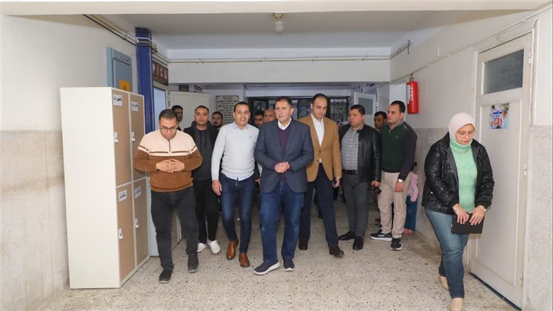 المحافظ يتفقد أقسام
