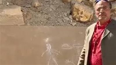 إخلاء سبيل المرشد السياحي المتهم بالرسم على هرم أوناس بسقارة بكفالة مالية
