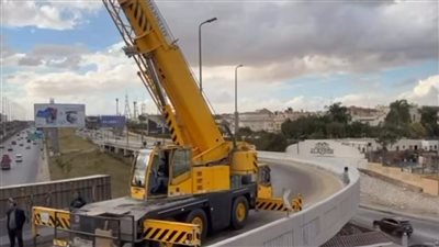 بسبب انقلاب سيارة، مرور الجيزة تفتح كوبري مول مصر وترفع آثار الحادث بونش 