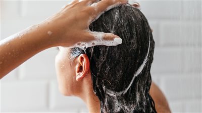 مفعولها مذهل، ماسكات طبيعية لترطيب أطراف الشعر