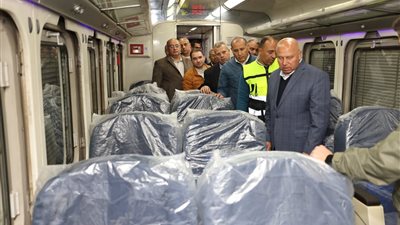 وزير النقل يتابع الانتهاء من إعادة تأهيل وتطوير عدد من عربات القطارات الأسباني والـVIP 