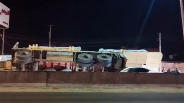 شلل مروري على طريق مصر الإسكندرية الزراعي بعد انقلاب سيارة محملة بالأخشاب في طنطا