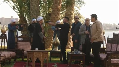 مسلسل الكينج حلقة 8، محمد إمام يبدأ الحرب مع جلال بعد واقعة سرقة السلاح