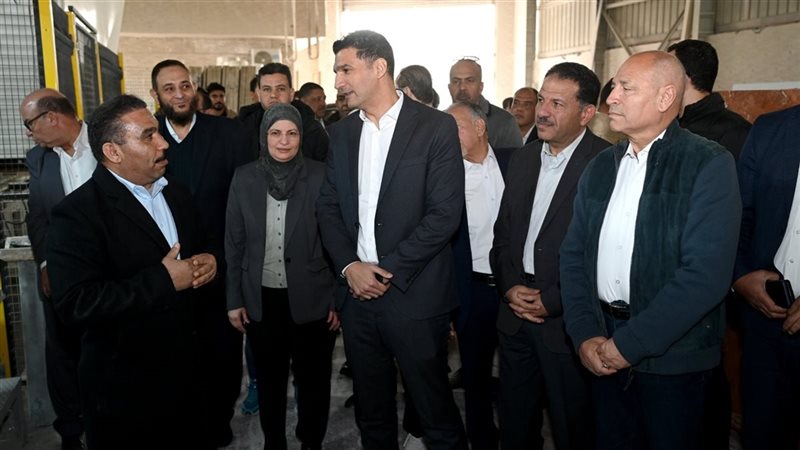 وزير الصناعة يرافقه