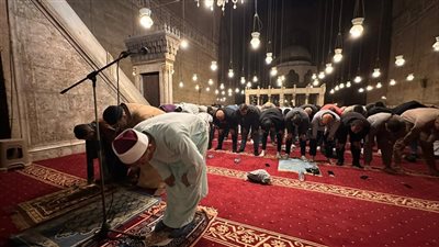 أجواء إيمانية خلال صلاتي العشاء والتراويح بمسجد السلطان حسن في ثامن ليالي رمضان (صور) 