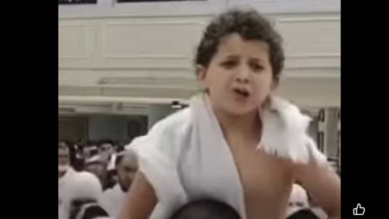 طفل مصري يقوم المعتمرين