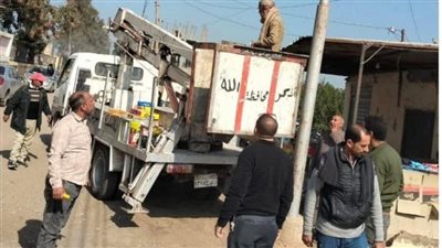 صيانة شاملة لأعمدة وكشافات الإنارة بمراكز الشرقية 
