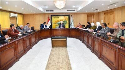 محافظ الفيوم يناقش آليات استمرار برنامج إعادة التوازن البيئي لبحيرة قارون