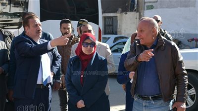 محافظ بورسعيد يتابع العمل بمشروع شبكات الانحدار بمنطقة عثمان بن عفان بالزهور