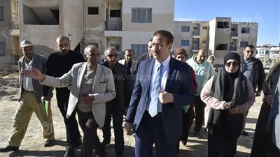 محافظ بورسعيد يشدد على سرعة الانتهاء من أعمال تطوير شاليهات المعمورة (صور)