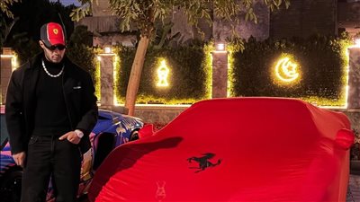 محمد رمضان يثير الجدل باستعراض سيارته الجديدة