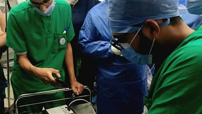 أطباء مجمع الإسماعيلية الطبي ينجحون في زرع جهاز تحفيز المخ لمريض 