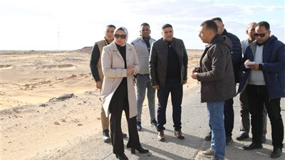 محافظ الوادي الجديد تتفقد أعمال طريقي الخارجة / الداخلة والخلفاء بواحة بلاط