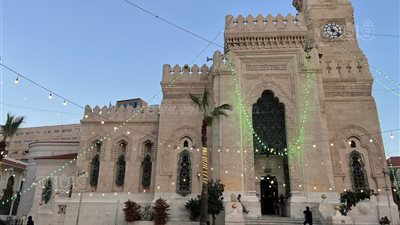 مسجد القائد إبراهيم.. معلم تاريخي يضبط ساعة الإسكندرية منذ 1948.. تم تشييده في الذكرى المئوية لوفاة إبراهيم باشا.. ويتحول إلى ساحة روحية مفتوحة في رمضان (صور)