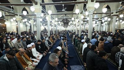 الآلاف يحتشدون لأداء صلاتي العشاء والتراويح في الليلة الـ13 من رمضان بالجامع الأزهر