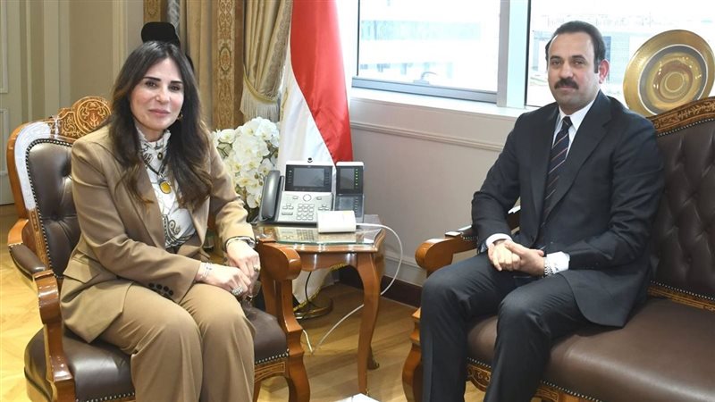 وزيرة الاسكان مع