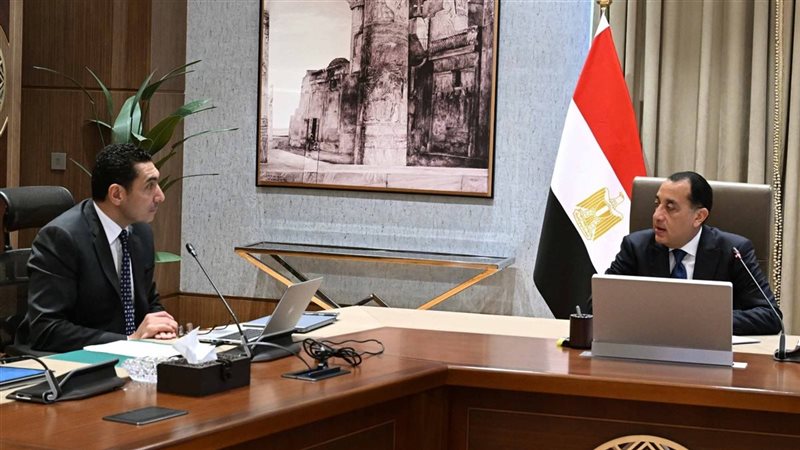 رئيس الوزراء مع وزير