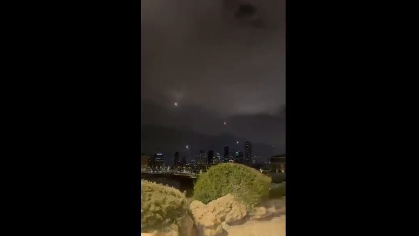 إعلام إسرائيلي: 25 صاروخاً أطلقت من لبنان ضمن 3 موجات متزامنة مع هجوم إيراني