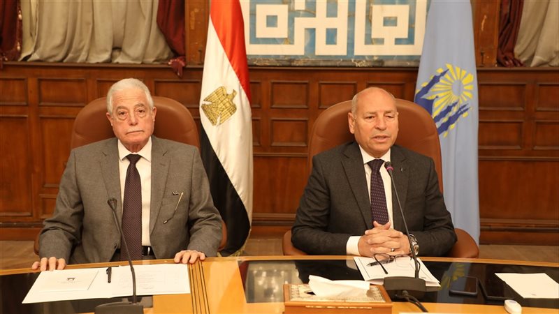محافظ القاهرة ومستشار