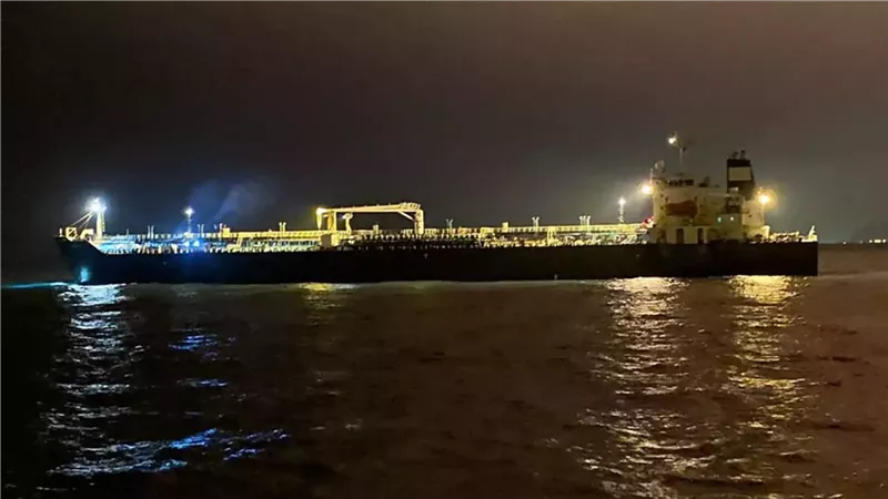 انفجار في ناقلة قبالة